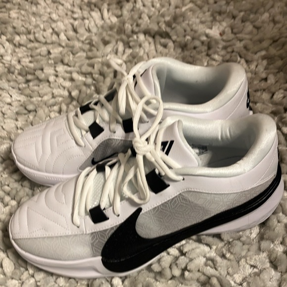 Perfect condition still have box. Only tried on. - Picture 3 of 4